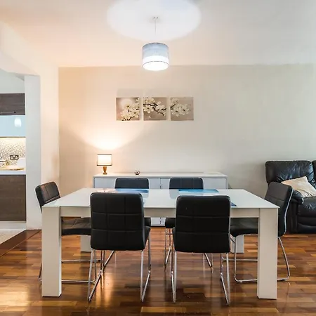 Central 3 Bedroom Near University Апартаменты Мсида