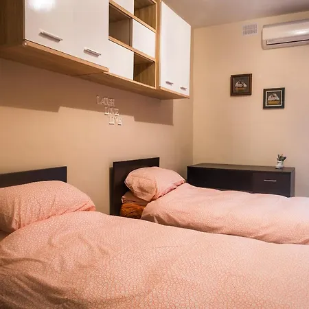 Central 3 Bedroom Near University Апартаменты *