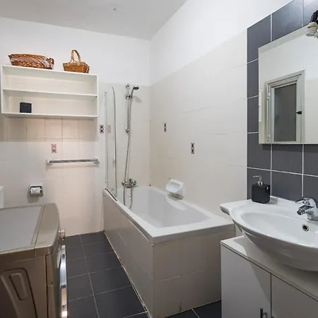 Апартаменты Central 3 Bedroom Near University *
