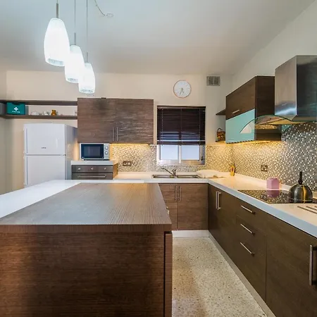 Апартаменты Central 3 Bedroom Near University *