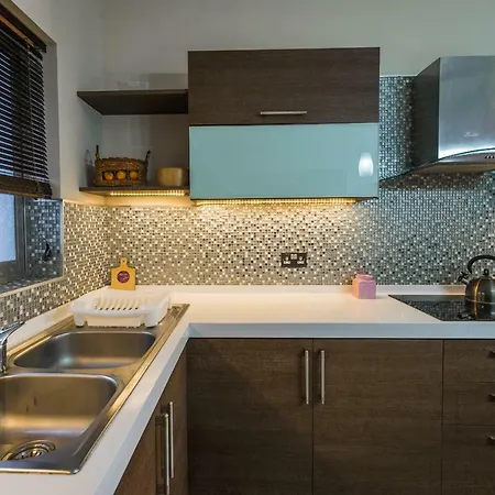 Central 3 Bedroom Near University Апартаменты Мсида