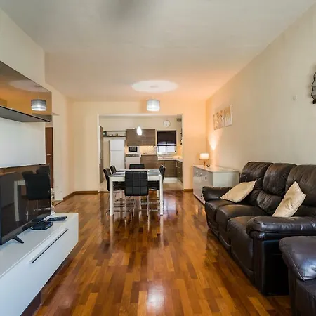Central 3 Bedroom Near University Апартаменты *