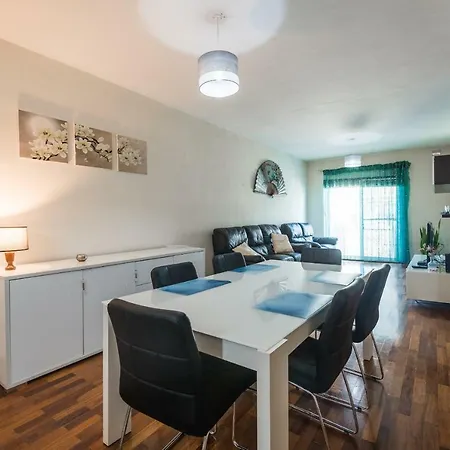 Central 3 Bedroom Near University Апартаменты *