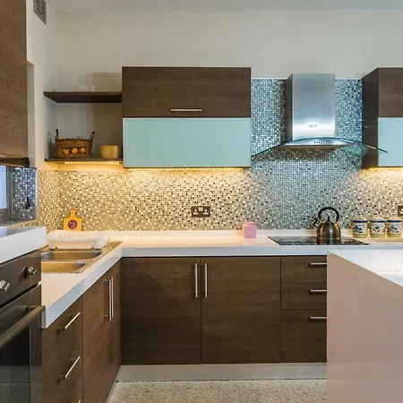 Central 3 Bedroom Near University Апартаменты