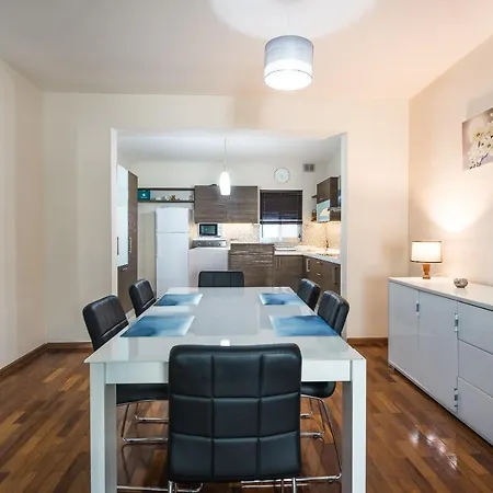 Central 3 Bedroom Near University