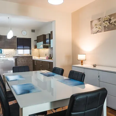 Central 3 Bedroom Near University