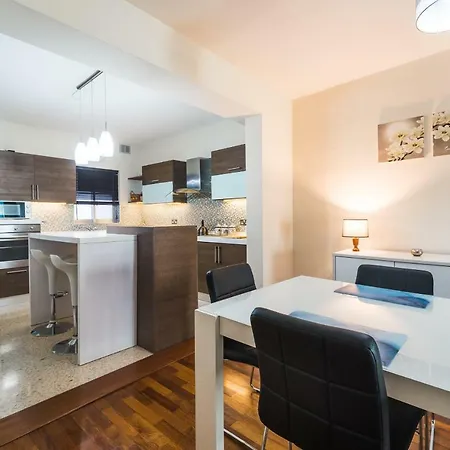 Central 3 Bedroom Near University Apartamento *