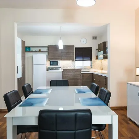 Central 3 Bedroom Near University Apartamento Msida